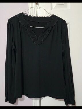 Women's Black Lace-Trim V-Neck Long Sleeve Tunic Top
